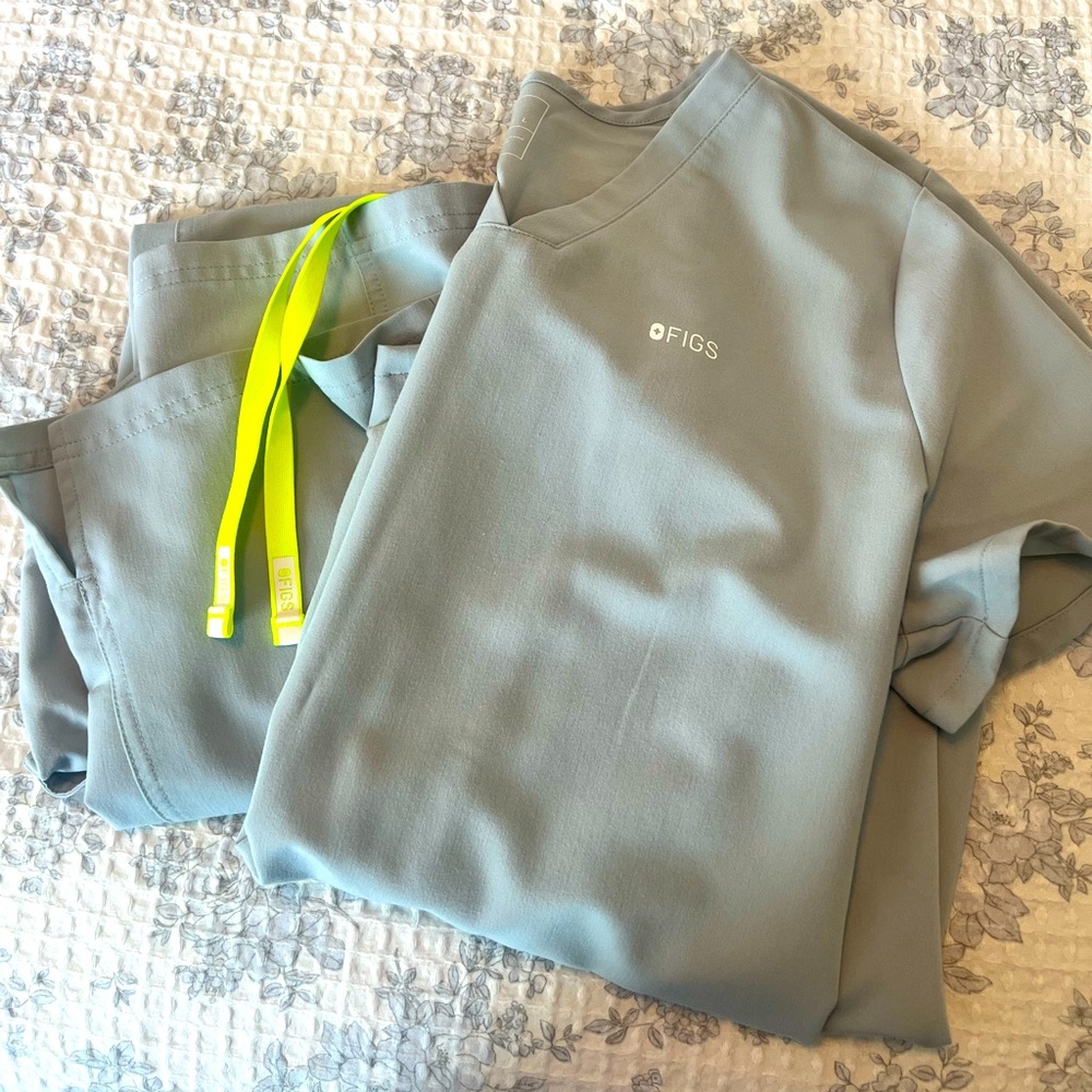 Figs women’s scrubs. Size petite large. Gently used without damage